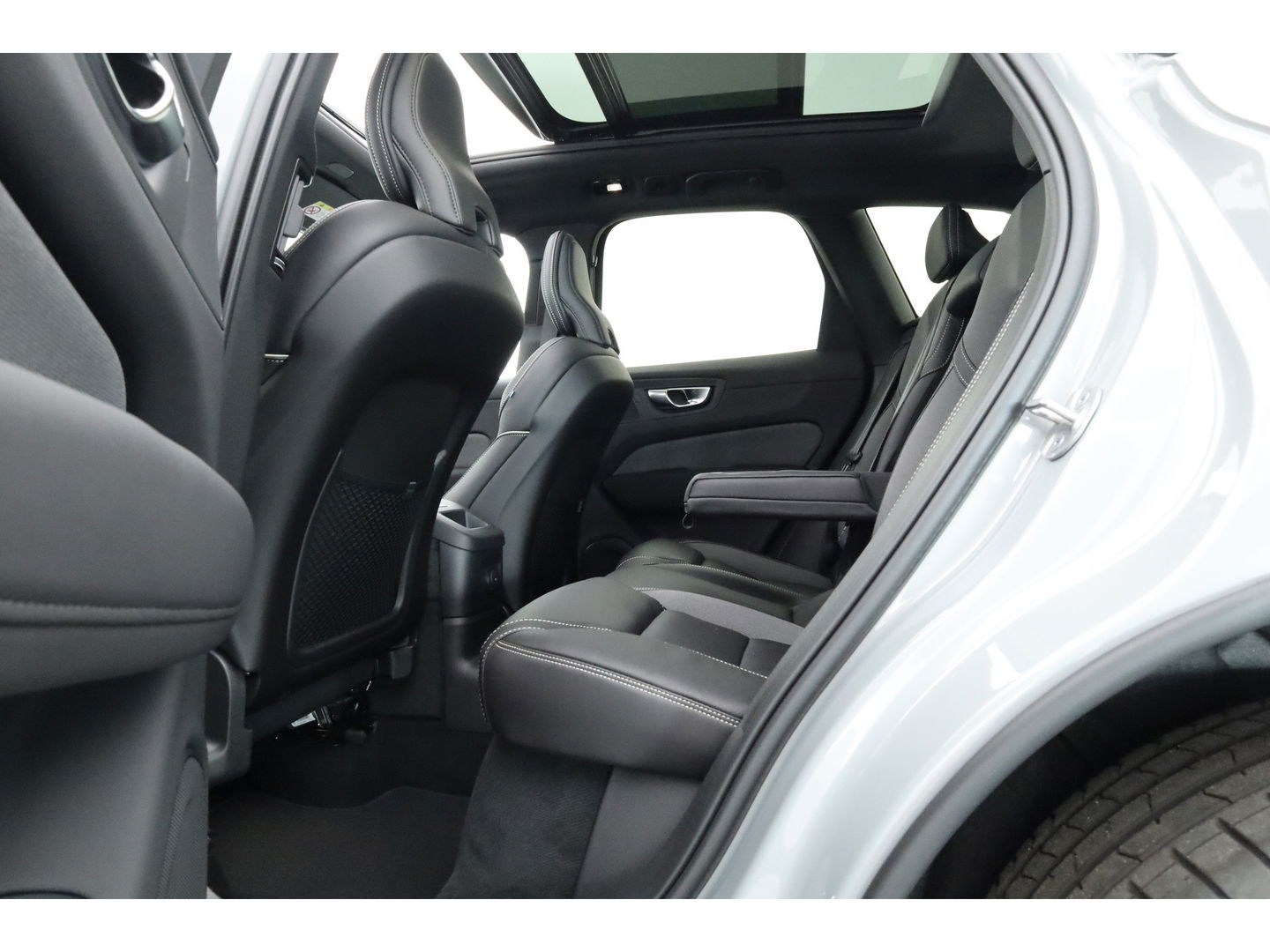 Volvo XC60 2.0 T8 Plug-in hybrid AWD Ultra Black Edition | Pano-dak | H&K Audio | Head up | Gelaagd Glas | Blis | ACC | 360 camera |