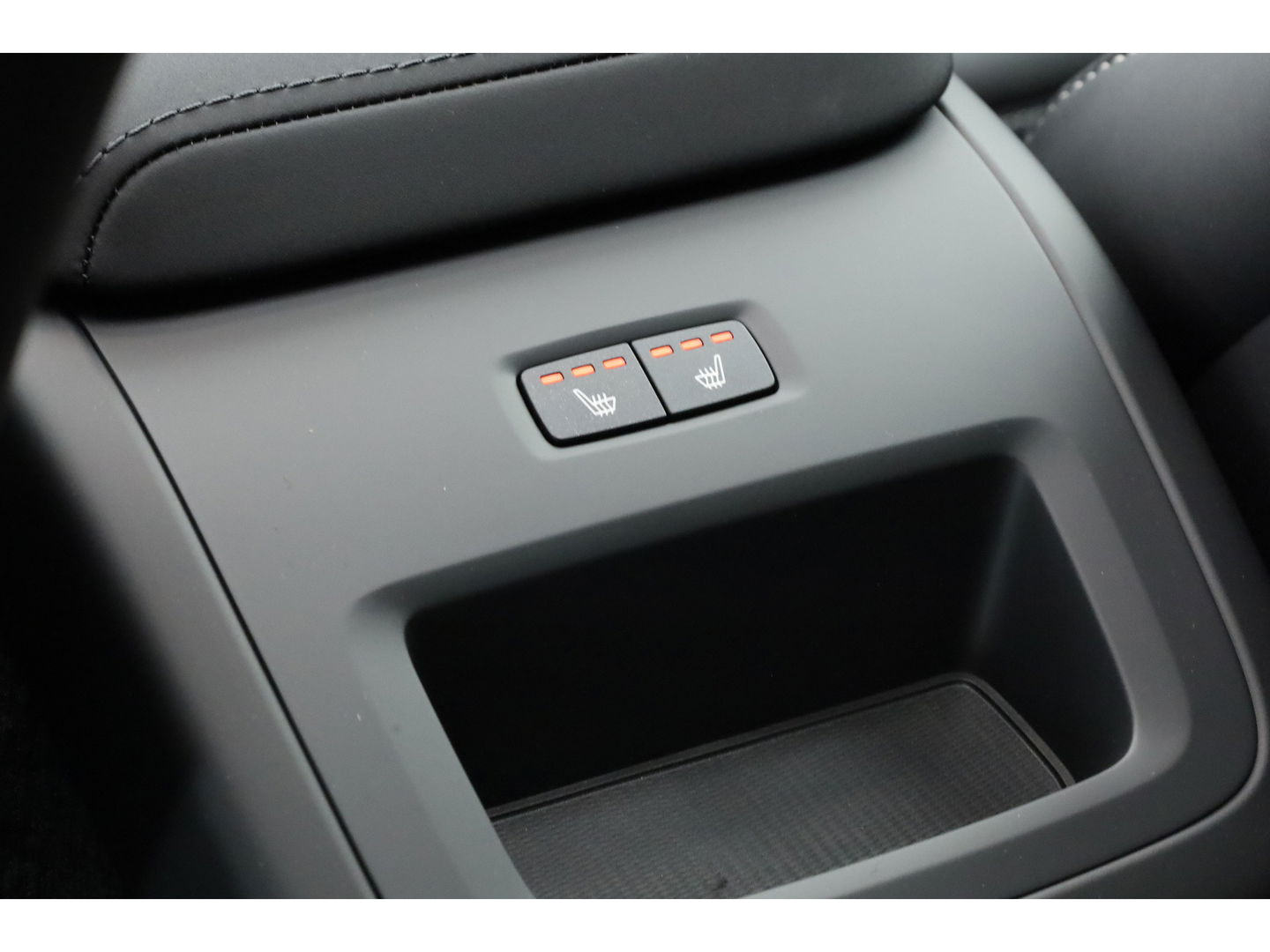 Volvo XC60 2.0 T8 Plug-in hybrid AWD Ultra Black Edition | Pano-dak | H&K Audio | Head up | Gelaagd Glas | Blis | ACC | 360 camera |