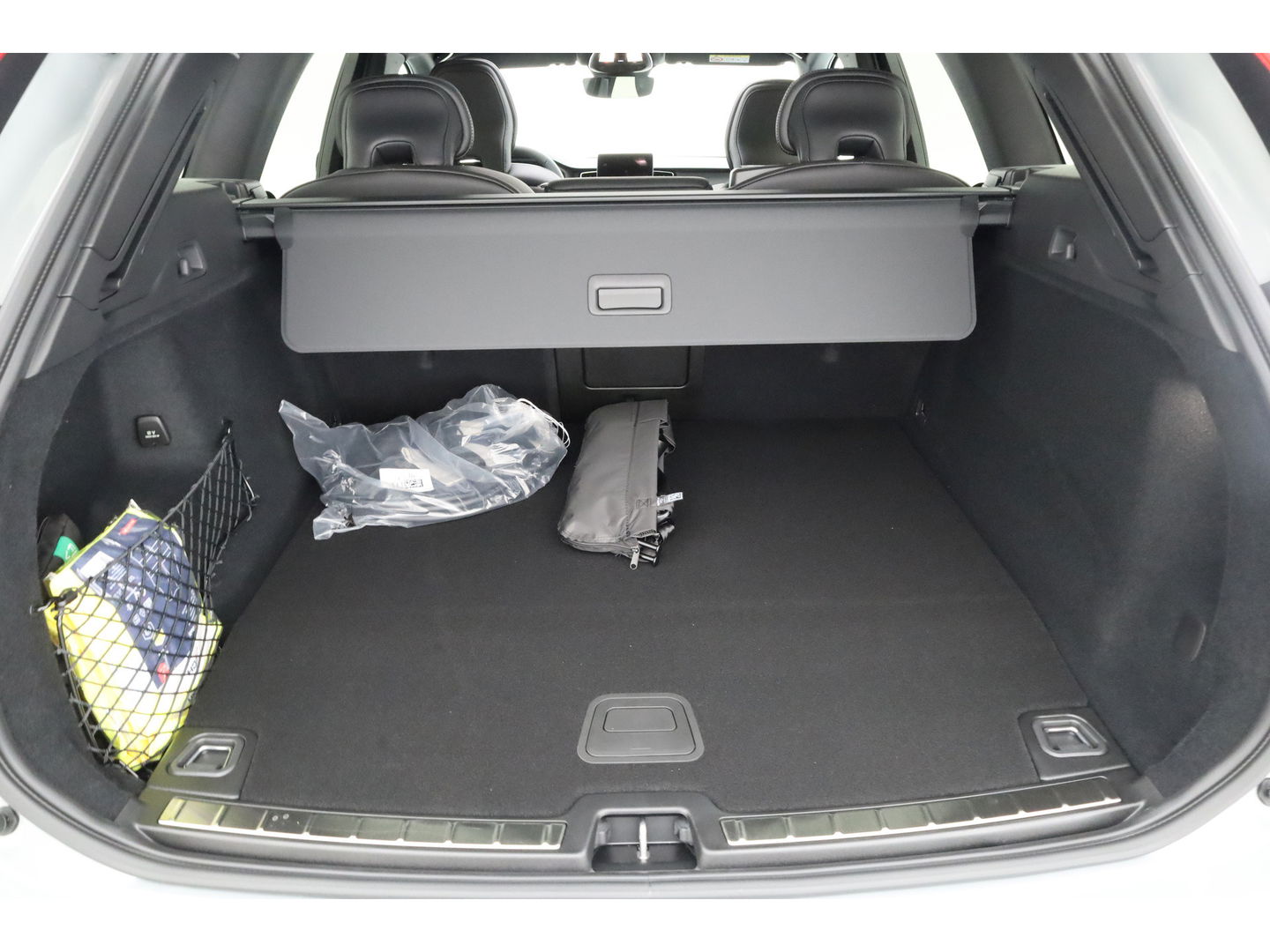 Volvo XC60 2.0 T8 Plug-in hybrid AWD Ultra Black Edition | Pano-dak | H&K Audio | Head up | Gelaagd Glas | Blis | ACC | 360 camera |