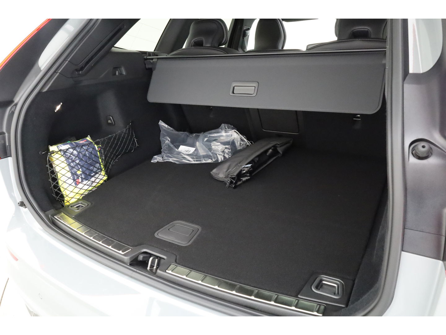 Volvo XC60 2.0 T8 Plug-in hybrid AWD Ultra Black Edition | Pano-dak | H&K Audio | Head up | Gelaagd Glas | Blis | ACC | 360 camera |