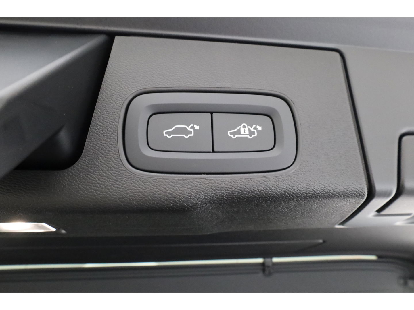 Volvo XC60 2.0 T8 Plug-in hybrid AWD Ultra Black Edition | Pano-dak | H&K Audio | Head up | Gelaagd Glas | Blis | ACC | 360 camera |