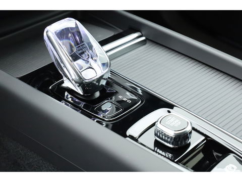 Volvo XC60 2.0 T8 Plug-in hybrid AWD Ultra Black Edition | Pano-dak | H&K Audio | Head up | Gelaagd Glas | Blis | ACC | 360 camera |