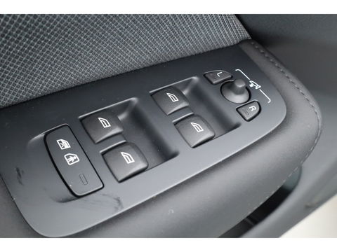 Volvo XC60 2.0 T8 Plug-in hybrid AWD Ultra Black Edition | Pano-dak | H&K Audio | Head up | Gelaagd Glas | Blis | ACC | 360 camera |