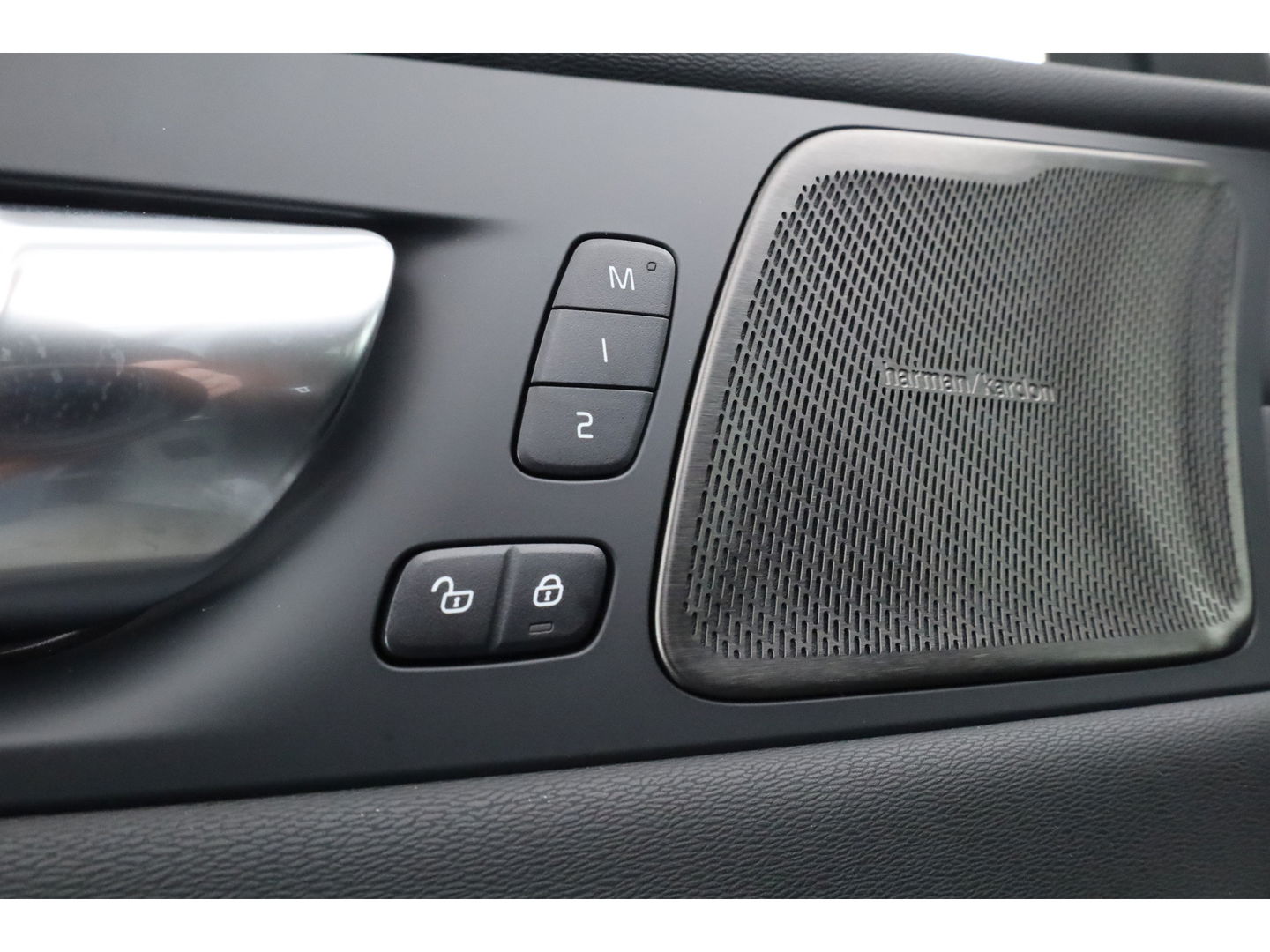 Volvo XC60 2.0 T8 Plug-in hybrid AWD Ultra Black Edition | Pano-dak | H&K Audio | Head up | Gelaagd Glas | Blis | ACC | 360 camera |