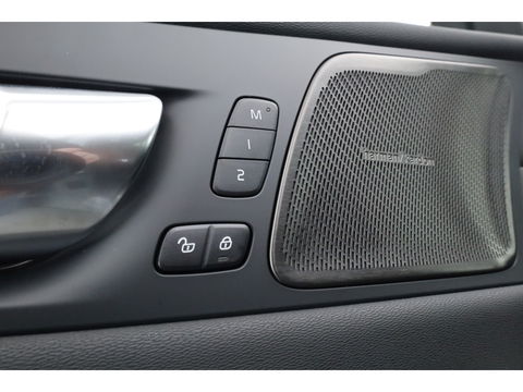 Volvo XC60 2.0 T8 Plug-in hybrid AWD Ultra Black Edition | Pano-dak | H&K Audio | Head up | Gelaagd Glas | Blis | ACC | 360 camera |