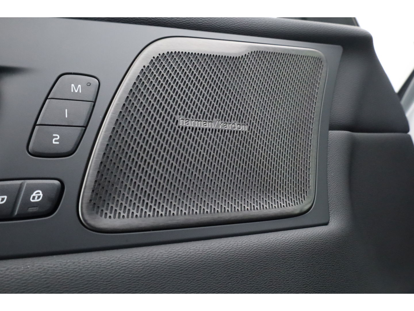 Volvo XC60 2.0 T8 Plug-in hybrid AWD Ultra Black Edition | Pano-dak | H&K Audio | Head up | Gelaagd Glas | Blis | ACC | 360 camera |