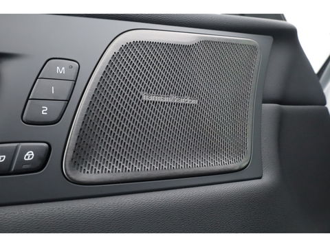 Volvo XC60 2.0 T8 Plug-in hybrid AWD Ultra Black Edition | Pano-dak | H&K Audio | Head up | Gelaagd Glas | Blis | ACC | 360 camera |