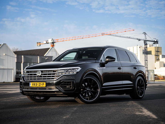Volkswagen Touareg - 3.0 V6 TDI 286PK R-Line Grijs Kenteken Pano 22'' ABT ACC Matrix Virtual Dynaudio CarPlay Standkachel Memory 360 camera Trekhaak Luchtvering