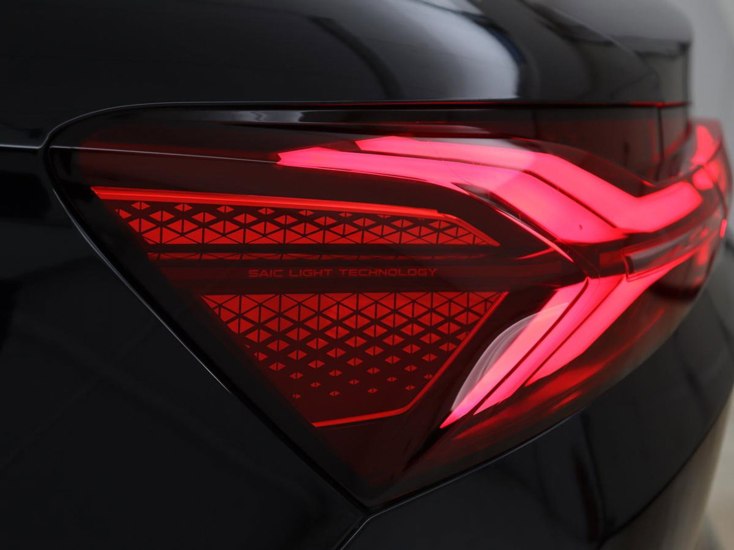 MG Marvel R Luxury 70 kWh | SOH 96% | Panoramadak | Stoelventilatie | Leder | 360 Camera | Adaptive cruise | Wamtepomp | Sfeerverlichting | Stoelverwarming | Carplay | Navigatie | Keyless