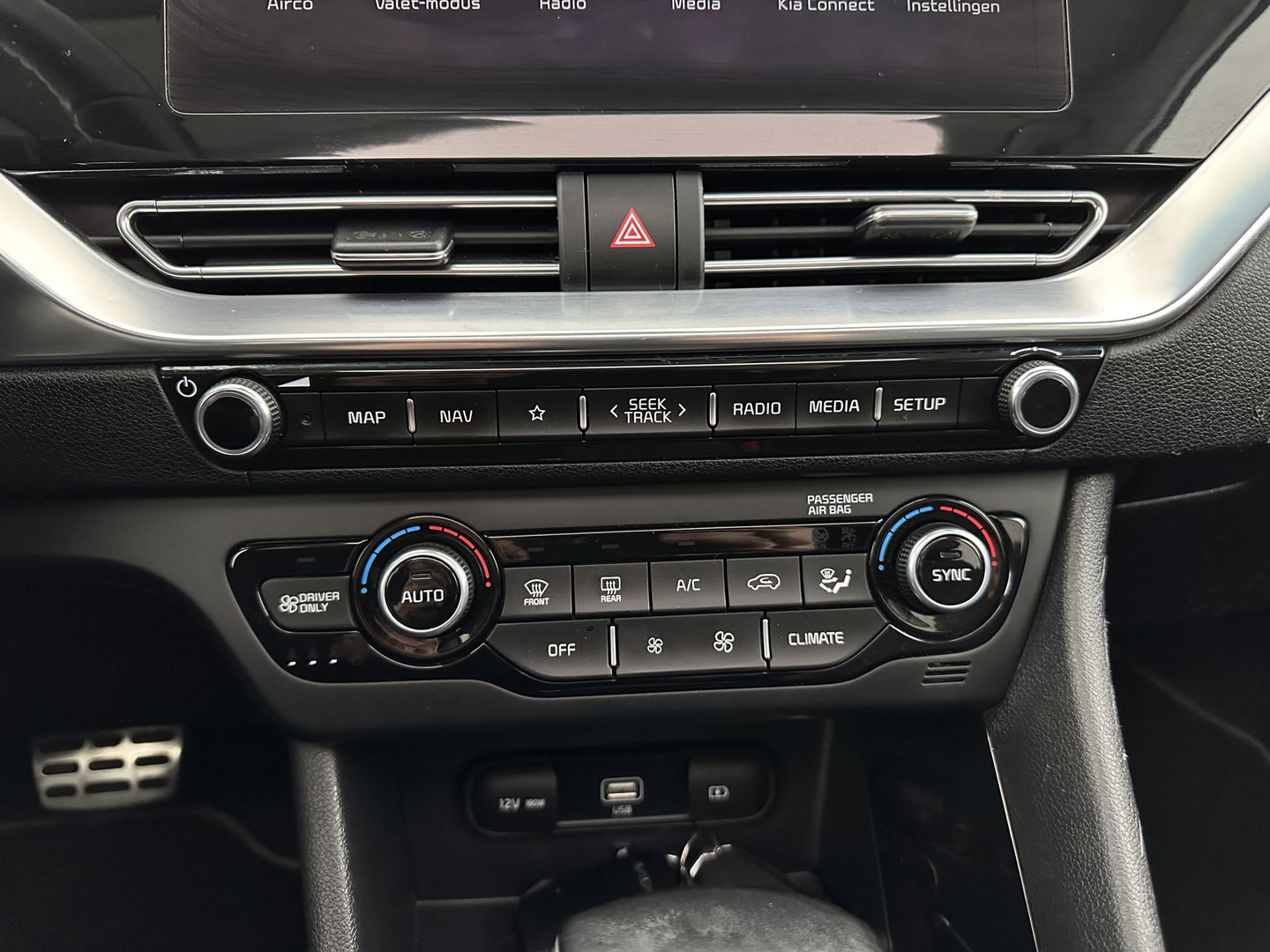 Kia Niro 1.6 GDi Hybrid ExecutiveLine (INCL-BTW) Aut. *PANO |  LEATHER | FULL-LED | NAVI-FULLMAP | DIGI-COCKPIT | HEATED-COMFORTSEATS | CAMERA | DAB+ | KEYLESS | ECC | SHIFTPADDLES | ADAPTIVE-CRUISE | LANE-ASSIST | 16"ALU*