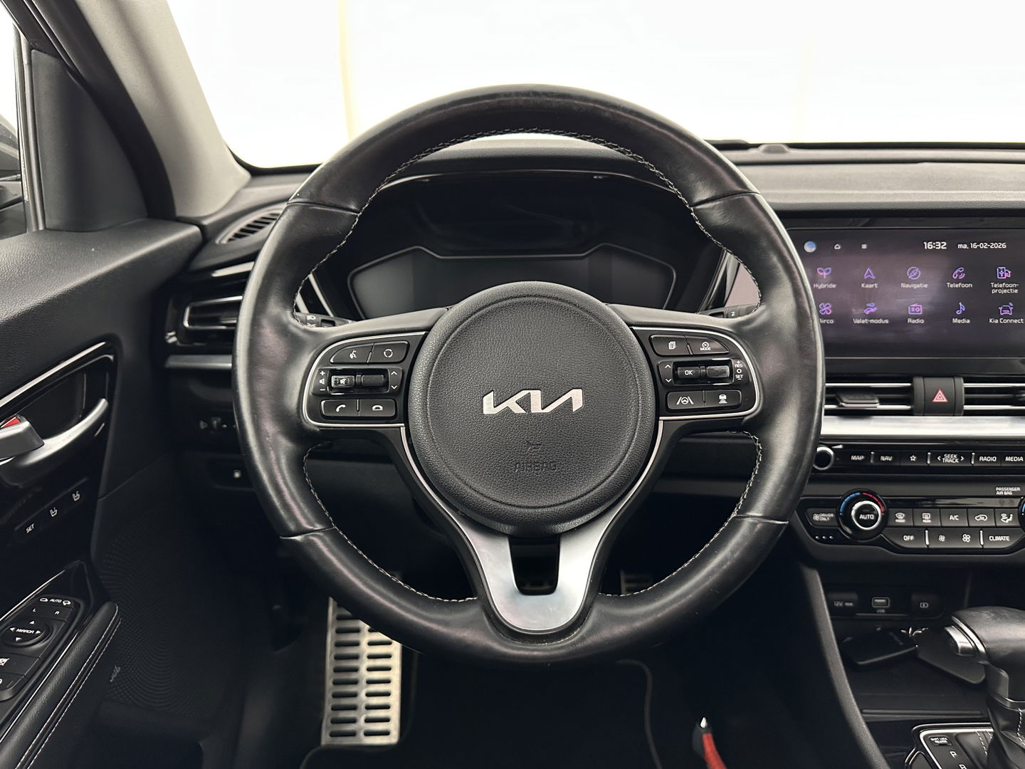 Kia Niro 1.6 GDi Hybrid ExecutiveLine (INCL-BTW) Aut. *PANO |  LEATHER | FULL-LED | NAVI-FULLMAP | DIGI-COCKPIT | HEATED-COMFORTSEATS | CAMERA | DAB+ | KEYLESS | ECC | SHIFTPADDLES | ADAPTIVE-CRUISE | LANE-ASSIST | 16"ALU*