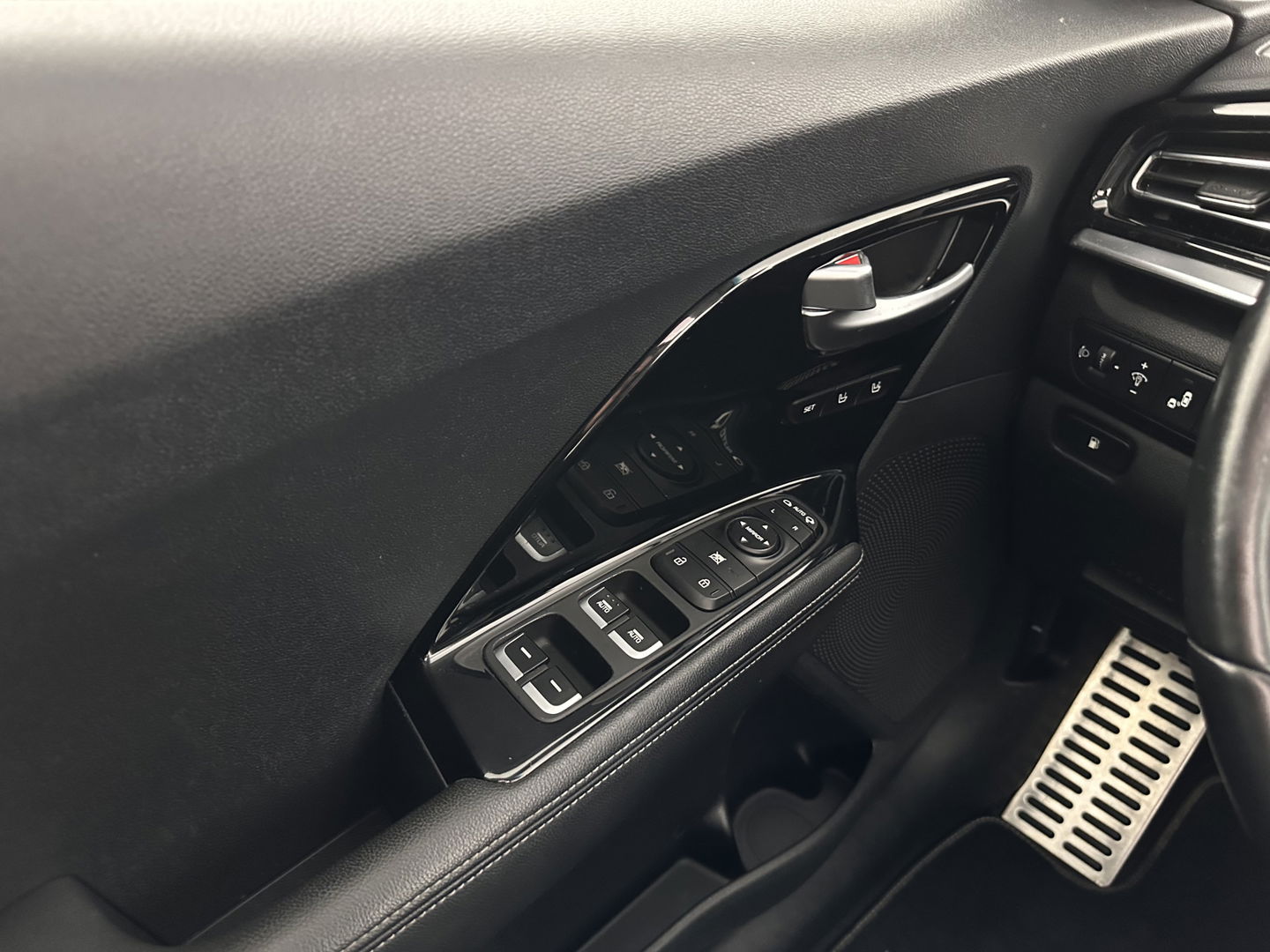 Kia Niro 1.6 GDi Hybrid ExecutiveLine (INCL-BTW) Aut. *PANO |  LEATHER | FULL-LED | NAVI-FULLMAP | DIGI-COCKPIT | HEATED-COMFORTSEATS | CAMERA | DAB+ | KEYLESS | ECC | SHIFTPADDLES | ADAPTIVE-CRUISE | LANE-ASSIST | 16"ALU*