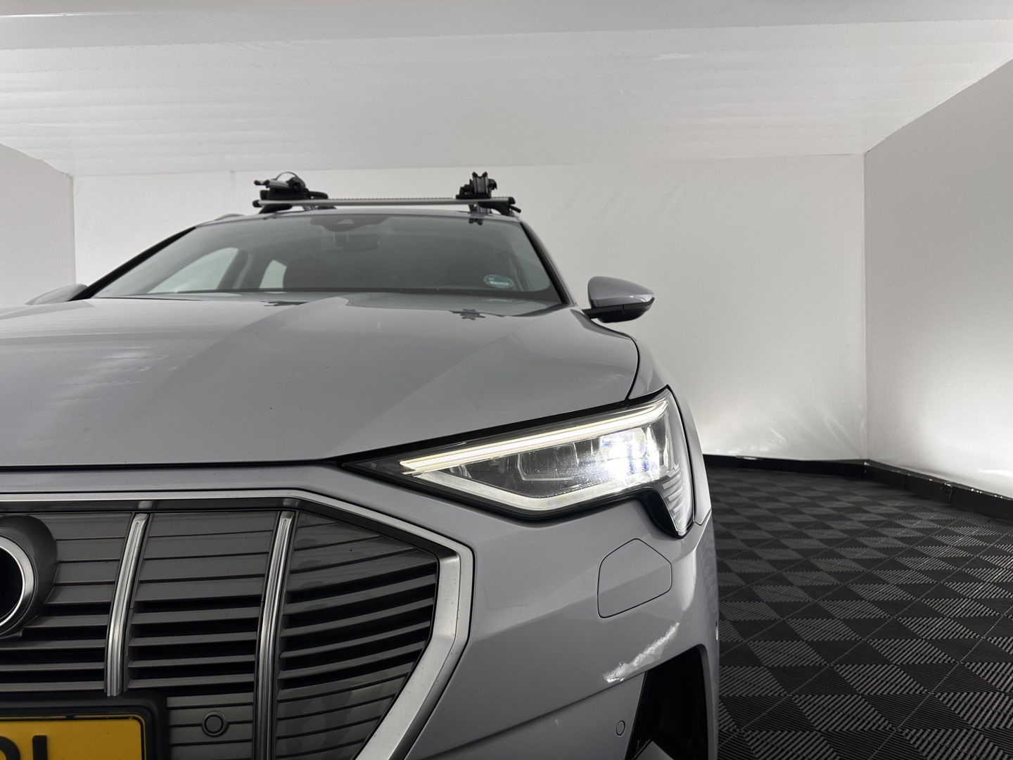 Audi e-tron 50 quattro Business edition 71 kWh [ 3-Fase-11kW ] {SOH-99%} (INCL-BTW) Aut. *HEATPUMP | FULL-LED | DIGI-COCKPIT | NAVI-FULLMAP | MEMORY-PACK |  COMFORTSEATS | KEYLESS | AUDI-SOUND | SHIFTPADDLES | DAB+ | ECC | DRIVE-SELECT | PDC | CRUISE | TOWBAR | 20