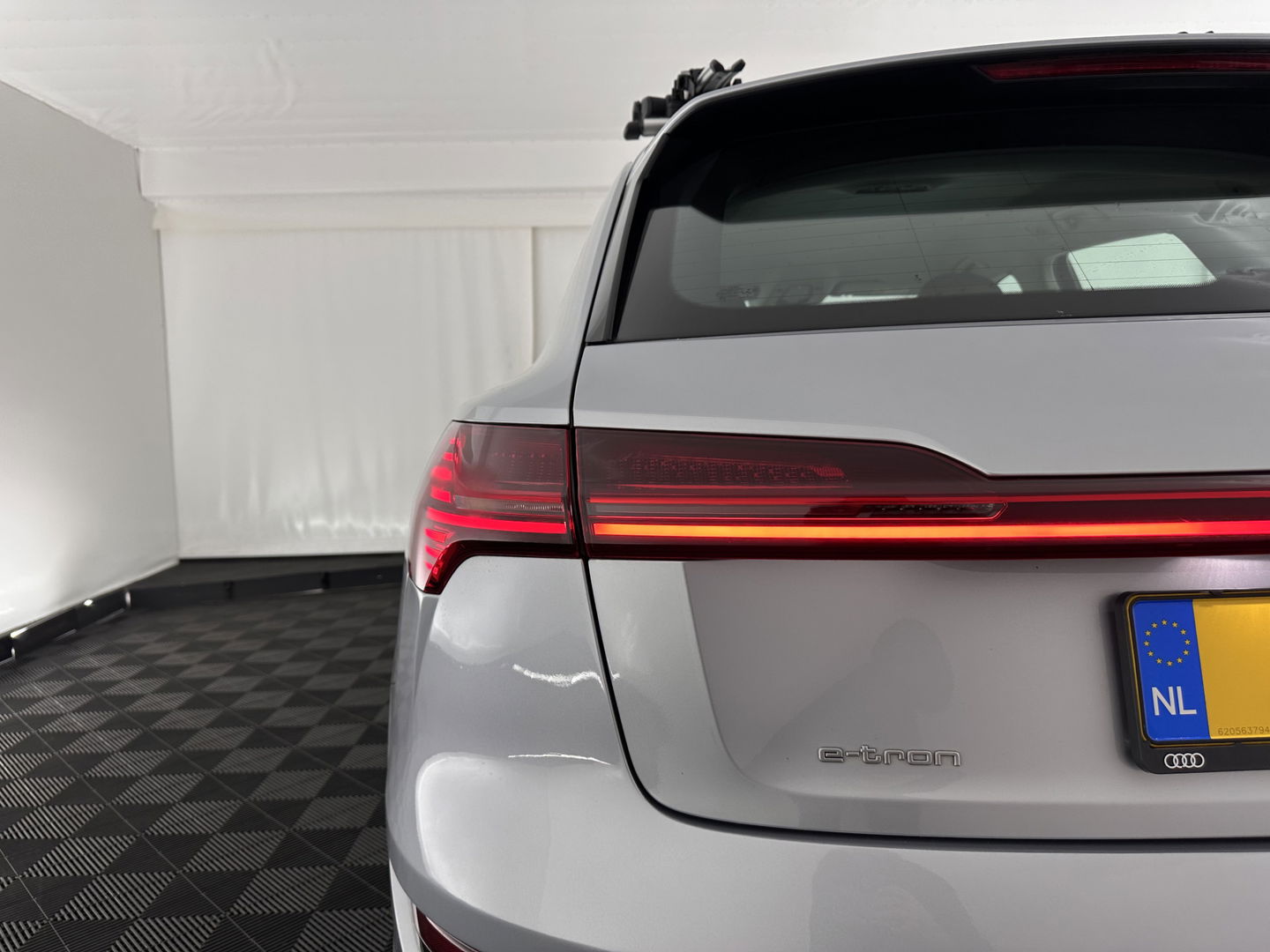 Audi e-tron 50 quattro Business edition 71 kWh [ 3-Fase-11kW ] {SOH-99%} (INCL-BTW) Aut. *HEATPUMP | FULL-LED | DIGI-COCKPIT | NAVI-FULLMAP | MEMORY-PACK |  COMFORTSEATS | KEYLESS | AUDI-SOUND | SHIFTPADDLES | DAB+ | ECC | DRIVE-SELECT | PDC | CRUISE | TOWBAR | 20