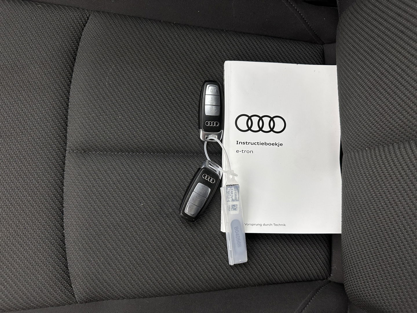 Audi e-tron 50 quattro Business edition 71 kWh [ 3-Fase-11kW ] {SOH-99%} (INCL-BTW) Aut. *HEATPUMP | FULL-LED | DIGI-COCKPIT | NAVI-FULLMAP | MEMORY-PACK |  COMFORTSEATS | KEYLESS | AUDI-SOUND | SHIFTPADDLES | DAB+ | ECC | DRIVE-SELECT | PDC | CRUISE | TOWBAR | 20