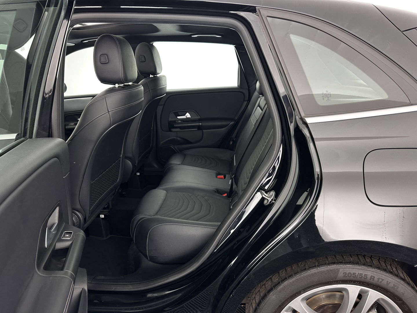 Mercedes-Benz B-Klasse 180d Launch Edition Premium Plus (INCL-BTW) Aut. *PANO | LEATHER-MICROFIBRE | KEYLESS |  FULL-LED | WIDESCREEN-DIGI-COCKPIT | CAMERA | COMFORTSEATS | NAVI-FULLMAP | ECC | CARPLAY | PDC | CRUISE | 17''ALU*