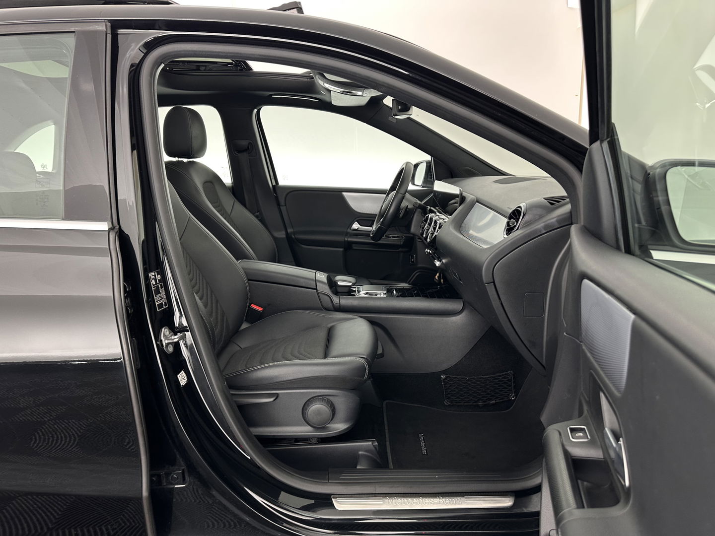 Mercedes-Benz B-Klasse 180d Launch Edition Premium Plus (INCL-BTW) Aut. *PANO | LEATHER-MICROFIBRE | KEYLESS |  FULL-LED | WIDESCREEN-DIGI-COCKPIT | CAMERA | COMFORTSEATS | NAVI-FULLMAP | ECC | CARPLAY | PDC | CRUISE | 17''ALU*