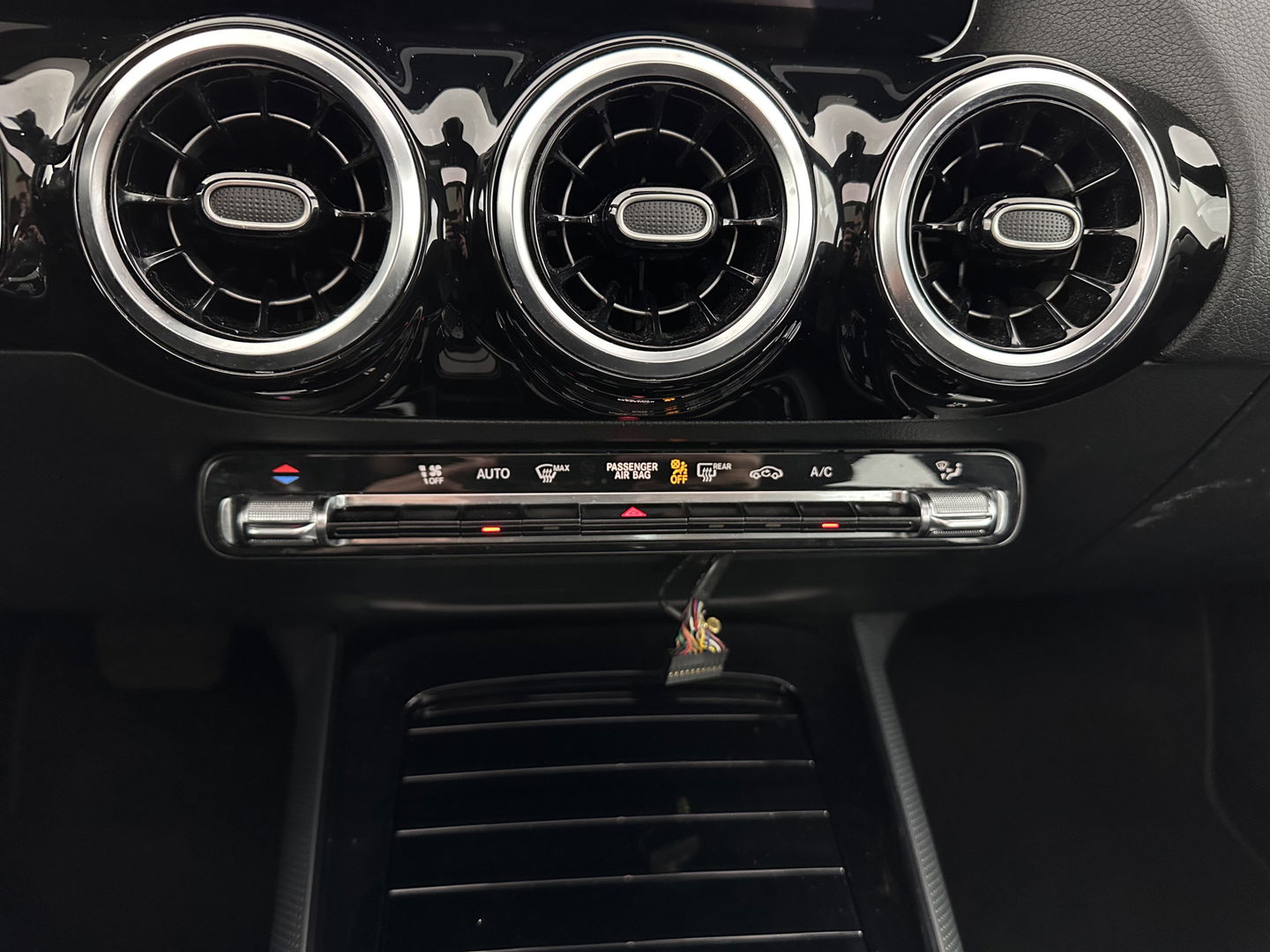 Mercedes-Benz B-Klasse 180d Launch Edition Premium Plus (INCL-BTW) Aut. *PANO | LEATHER-MICROFIBRE | KEYLESS |  FULL-LED | WIDESCREEN-DIGI-COCKPIT | CAMERA | COMFORTSEATS | NAVI-FULLMAP | ECC | CARPLAY | PDC | CRUISE | 17''ALU*