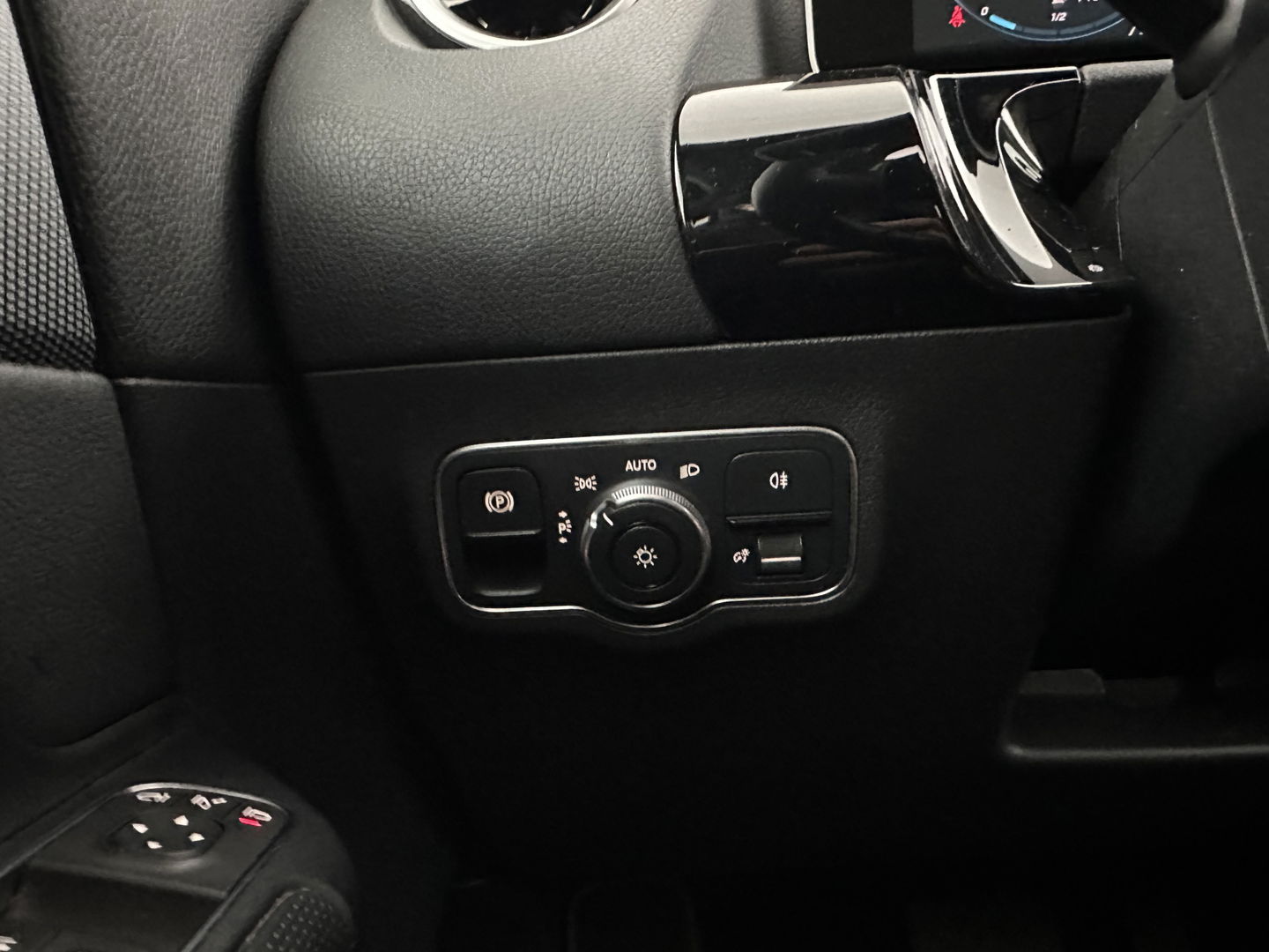 Mercedes-Benz B-Klasse 180d Launch Edition Premium Plus (INCL-BTW) Aut. *PANO | LEATHER-MICROFIBRE | KEYLESS |  FULL-LED | WIDESCREEN-DIGI-COCKPIT | CAMERA | COMFORTSEATS | NAVI-FULLMAP | ECC | CARPLAY | PDC | CRUISE | 17''ALU*