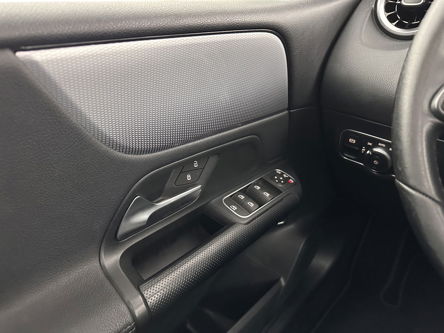 Mercedes-Benz B-Klasse 180d Launch Edition Premium Plus (INCL-BTW) Aut. *PANO | LEATHER-MICROFIBRE | KEYLESS |  FULL-LED | WIDESCREEN-DIGI-COCKPIT | CAMERA | COMFORTSEATS | NAVI-FULLMAP | ECC | CARPLAY | PDC | CRUISE | 17''ALU*