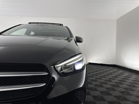Mercedes-Benz B-Klasse 180d Launch Edition Premium Plus (INCL-BTW) Aut. *PANO | LEATHER-MICROFIBRE | KEYLESS |  FULL-LED | WIDESCREEN-DIGI-COCKPIT | CAMERA | COMFORTSEATS | NAVI-FULLMAP | ECC | CARPLAY | PDC | CRUISE | 17''ALU*