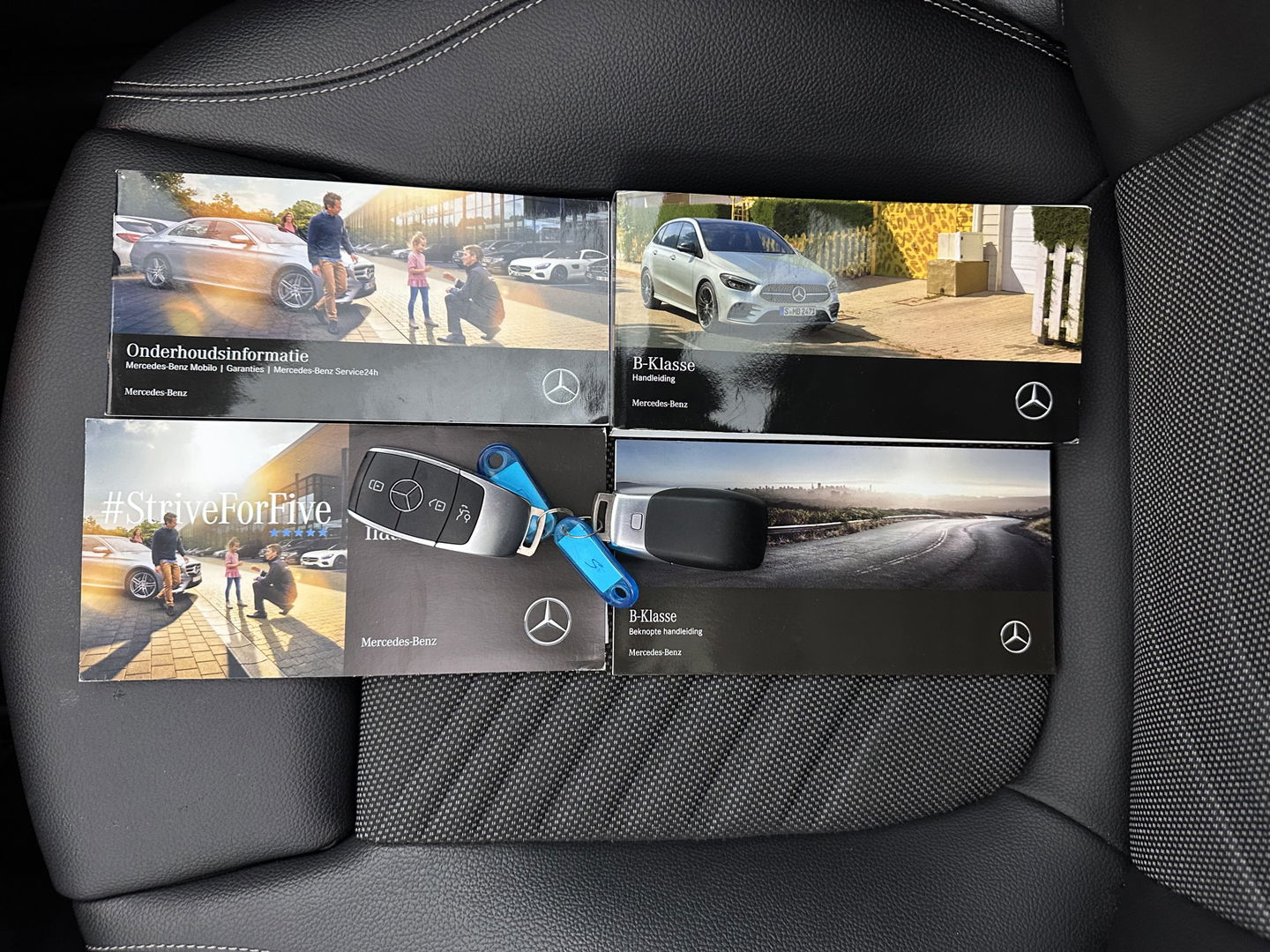 Mercedes-Benz B-Klasse 180d Launch Edition Premium Plus (INCL-BTW) Aut. *PANO | LEATHER-MICROFIBRE | KEYLESS |  FULL-LED | WIDESCREEN-DIGI-COCKPIT | CAMERA | COMFORTSEATS | NAVI-FULLMAP | ECC | CARPLAY | PDC | CRUISE | 17''ALU*