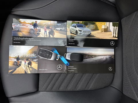 Mercedes-Benz B-Klasse 180d Launch Edition Premium Plus (INCL-BTW) Aut. *PANO | LEATHER-MICROFIBRE | KEYLESS |  FULL-LED | WIDESCREEN-DIGI-COCKPIT | CAMERA | COMFORTSEATS | NAVI-FULLMAP | ECC | CARPLAY | PDC | CRUISE | 17''ALU*