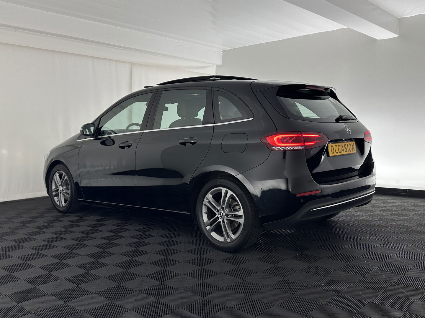 Mercedes-Benz B-Klasse 180d Launch Edition Premium Plus (INCL-BTW) Aut. *PANO | LEATHER-MICROFIBRE | KEYLESS |  FULL-LED | WIDESCREEN-DIGI-COCKPIT | CAMERA | COMFORTSEATS | NAVI-FULLMAP | ECC | CARPLAY | PDC | CRUISE | 17''ALU*