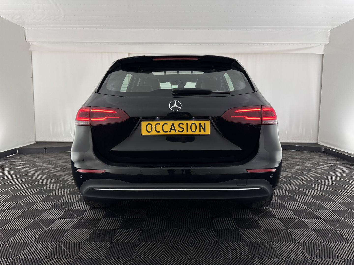 Mercedes-Benz B-Klasse 180d Launch Edition Premium Plus (INCL-BTW) Aut. *PANO | LEATHER-MICROFIBRE | KEYLESS |  FULL-LED | WIDESCREEN-DIGI-COCKPIT | CAMERA | COMFORTSEATS | NAVI-FULLMAP | ECC | CARPLAY | PDC | CRUISE | 17''ALU*