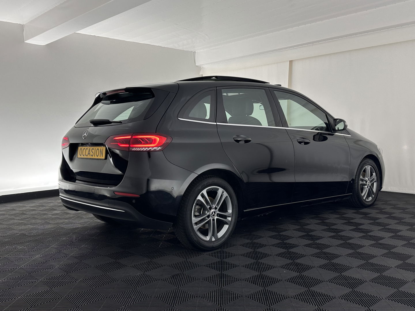 Mercedes-Benz B-Klasse 180d Launch Edition Premium Plus (INCL-BTW) Aut. *PANO | LEATHER-MICROFIBRE | KEYLESS |  FULL-LED | WIDESCREEN-DIGI-COCKPIT | CAMERA | COMFORTSEATS | NAVI-FULLMAP | ECC | CARPLAY | PDC | CRUISE | 17''ALU*