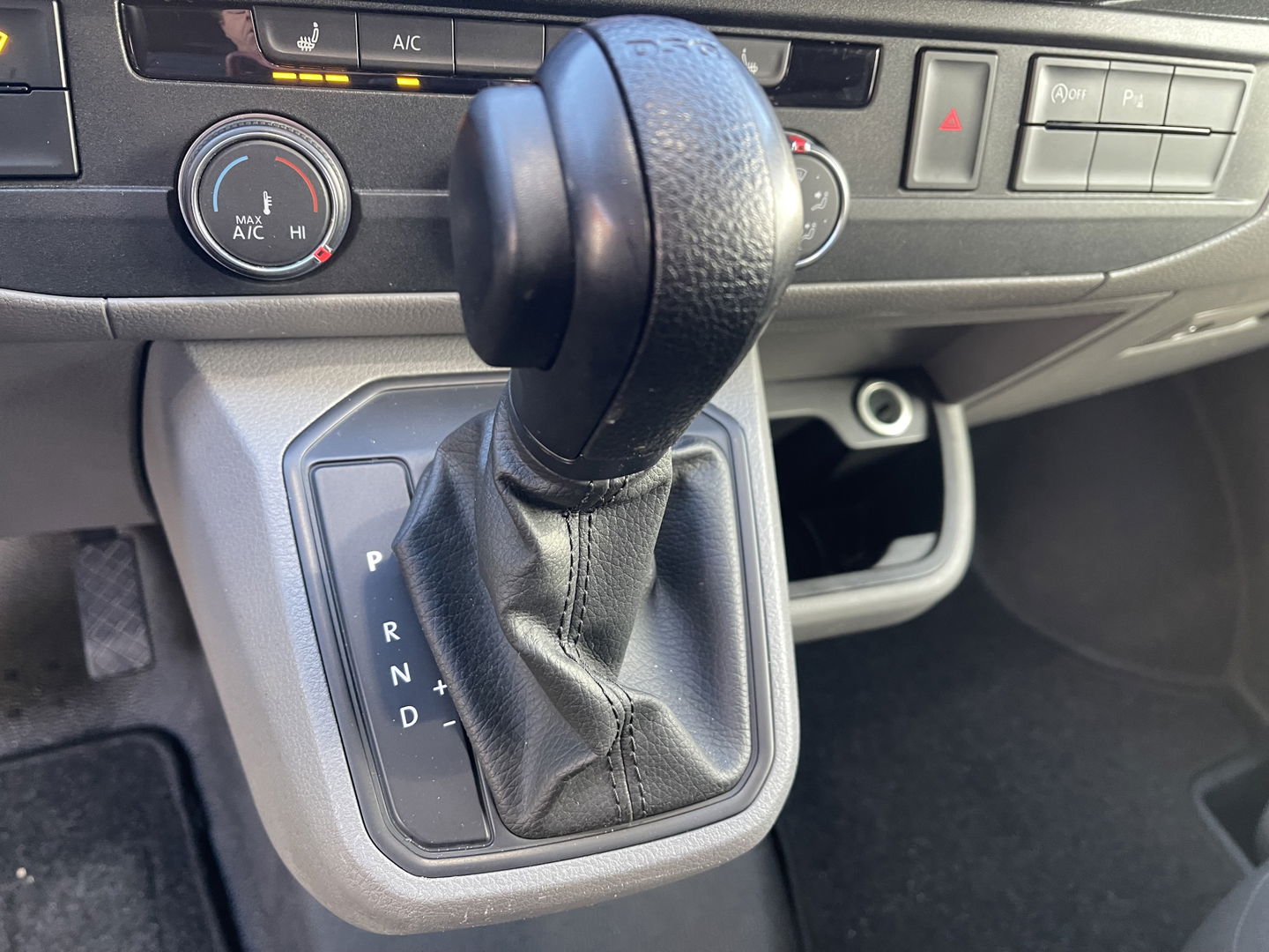 Volkswagen Transporter 2.0 TDI 150pk DSG automaat L2H1 28 / vaste prijs rijklaar € 24.950 ex btw / lease vanaf € 408 / airco / cruise / navi / euro 6 / bpm vrij / dubbele schuifdeur !