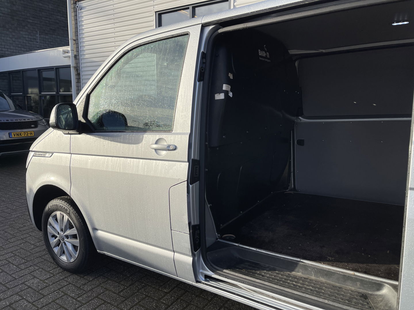 Volkswagen Transporter 2.0 TDI 150pk DSG automaat L2H1 28 / vaste prijs rijklaar € 24.950 ex btw / lease vanaf € 408 / airco / cruise / navi / euro 6 / bpm vrij / dubbele schuifdeur !