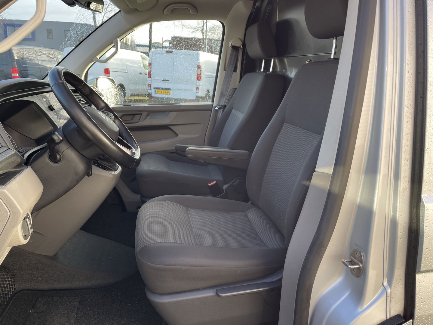 Volkswagen Transporter 2.0 TDI 150pk DSG automaat L2H1 28 / vaste prijs rijklaar € 24.950 ex btw / lease vanaf € 408 / airco / cruise / navi / euro 6 / bpm vrij / dubbele schuifdeur !