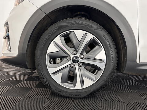 Kia e-Niro DynamicLine 64 kWh [ 3-Fase ] {SOH-100%} (INCL-BTW) Aut.*HEATPUMP | LEATHER-FABRIC | NAVI-FULLMAP | DAB+ | ADAPTIVE-CRUISE | CAMERA | HEATED-COMFORTSEATS | KEYLESS | DIGI-COCKPIT | SHIFTPADDLES | CARPLAY | LANE-ASSIST | 17"ALU*