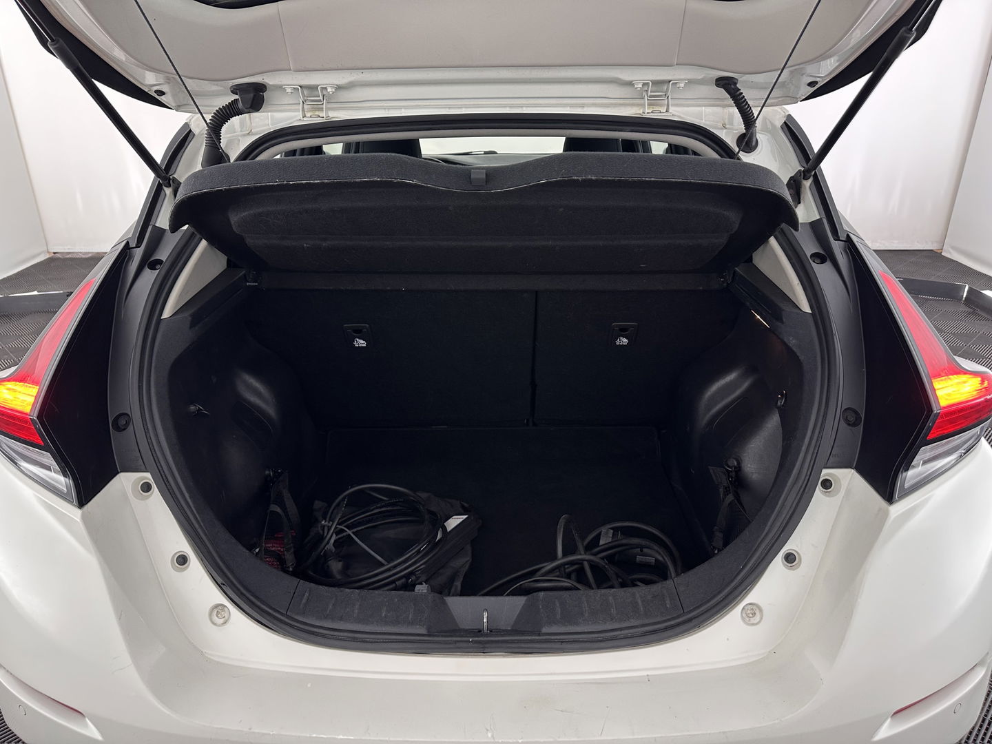 Nissan Leaf Acenta 40 kWh (INCL-BTW) Aut. *HEATPUMP | ADAPTIVE-CRUISE | KEYLESS | TOPVIEW | NAVI-FULLMAP | BLINDSPOT | DAB+ | HEATED-COMFORTSEATS | DIGI-COCKPIT | PRIVACYGLASS | 16"ALU*