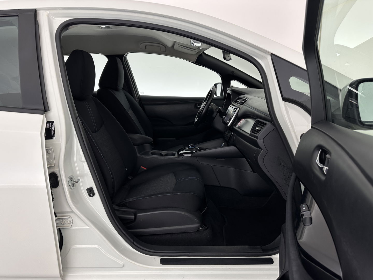 Nissan Leaf Acenta 40 kWh (INCL-BTW) Aut. *HEATPUMP | ADAPTIVE-CRUISE | KEYLESS | TOPVIEW | NAVI-FULLMAP | BLINDSPOT | DAB+ | HEATED-COMFORTSEATS | DIGI-COCKPIT | PRIVACYGLASS | 16"ALU*