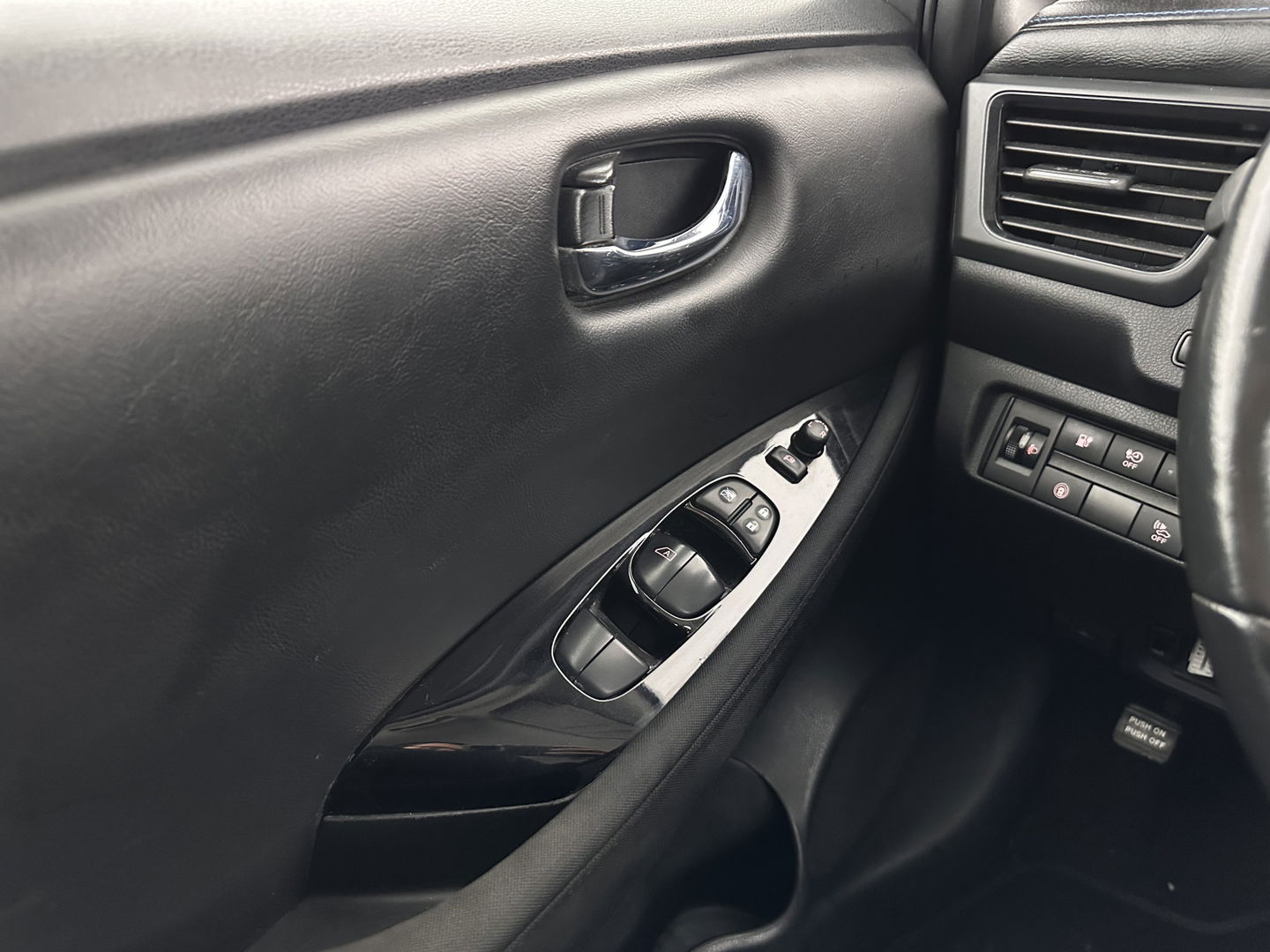 Nissan Leaf Acenta 40 kWh (INCL-BTW) Aut. *HEATPUMP | ADAPTIVE-CRUISE | KEYLESS | TOPVIEW | NAVI-FULLMAP | BLINDSPOT | DAB+ | HEATED-COMFORTSEATS | DIGI-COCKPIT | PRIVACYGLASS | 16"ALU*