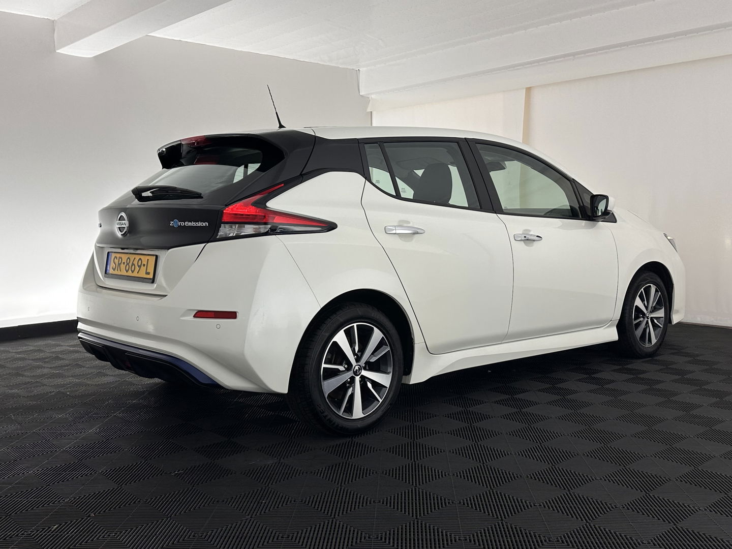 Nissan Leaf Acenta 40 kWh (INCL-BTW) Aut. *HEATPUMP | ADAPTIVE-CRUISE | KEYLESS | TOPVIEW | NAVI-FULLMAP | BLINDSPOT | DAB+ | HEATED-COMFORTSEATS | DIGI-COCKPIT | PRIVACYGLASS | 16"ALU*