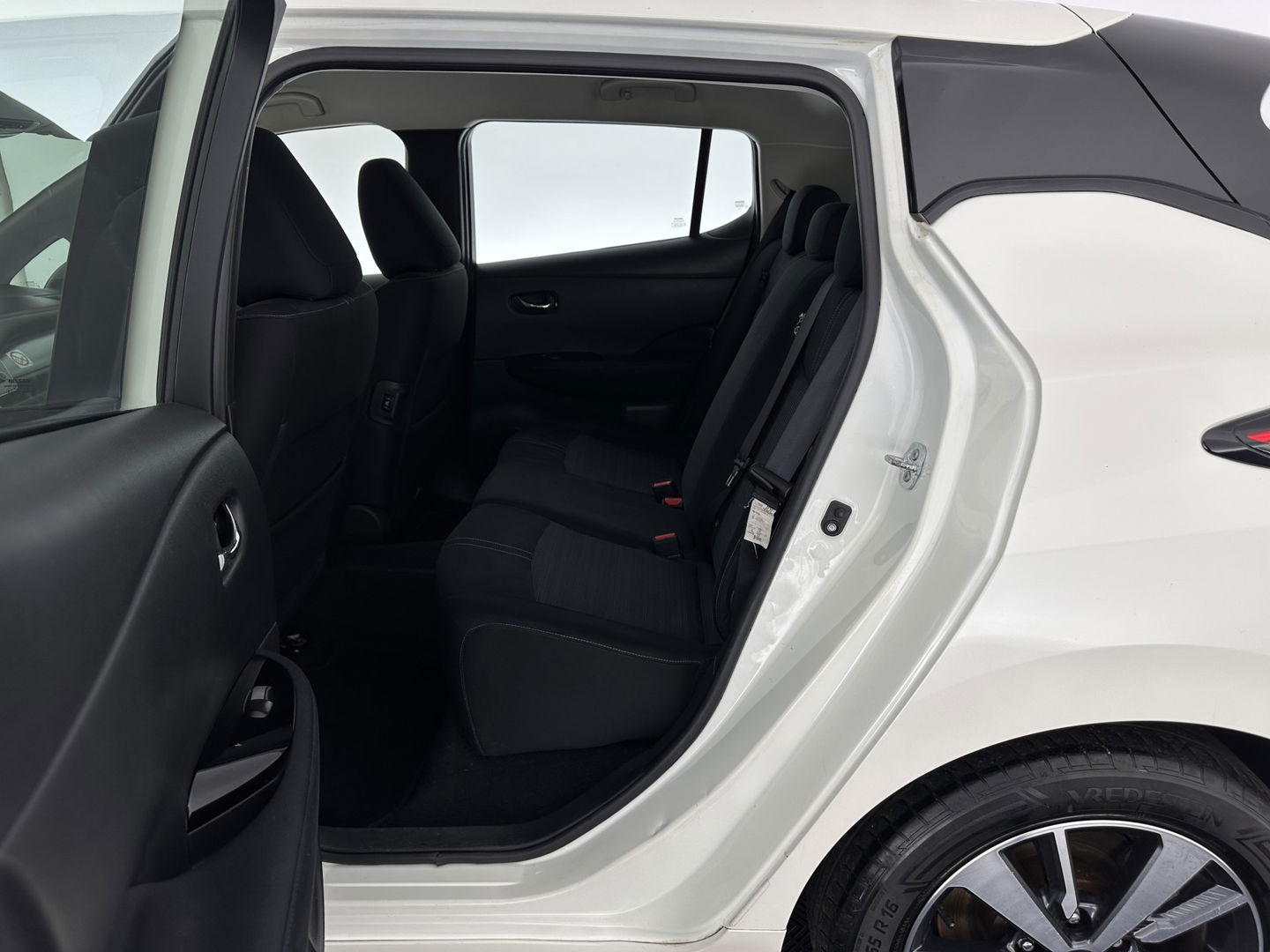 Nissan Leaf Acenta 40 kWh (INCL-BTW) Aut. *HEATPUMP | ADAPTIVE-CRUISE | KEYLESS | TOPVIEW | NAVI-FULLMAP | BLINDSPOT | DAB+ | HEATED-COMFORTSEATS | DIGI-COCKPIT | PRIVACYGLASS | 16"ALU*