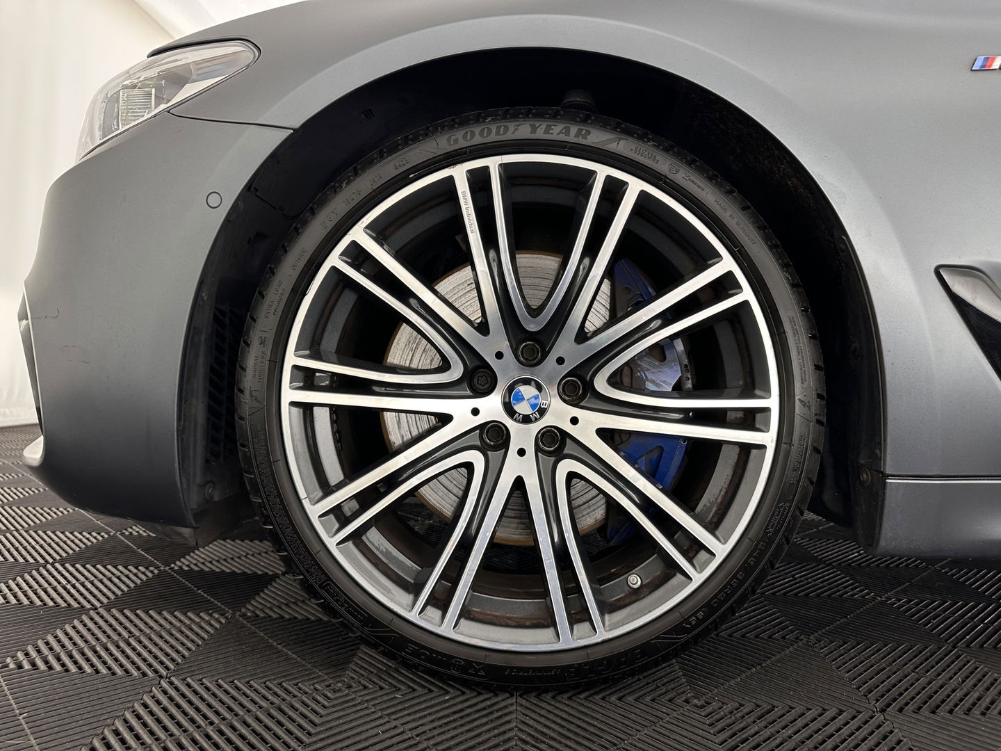BMW 5 Serie Touring 540i xDrive M-Sportpack High Executive Aut. *PANO | LEATHER | FULL-LED | ADAPTIVE-CRUISE | DIGI-COCKPIT | MEMORY-PACK | BLINDSPOT | TOPVIEW | HARMAN/KARDON | KEYLESS | DIGI-COCKPIT | HEATED-COMFORTSEATS | AMBIENTLIGHT | HEAD-UP |
