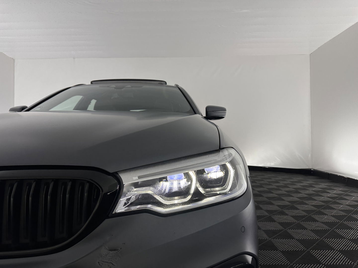 BMW 5 Serie Touring 540i xDrive M-Sportpack High Executive Aut. *PANO | LEATHER | FULL-LED | ADAPTIVE-CRUISE | DIGI-COCKPIT | MEMORY-PACK | BLINDSPOT | TOPVIEW | HARMAN/KARDON | KEYLESS | DIGI-COCKPIT | HEATED-COMFORTSEATS | AMBIENTLIGHT | HEAD-UP |