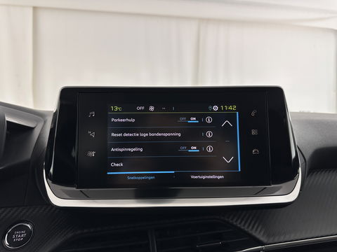 Peugeot e-208 EV Allure Pack 50 kWh (3-Fase-11kW) {SOH-89%} Aut.*HEATPUMP | LEATHER-FABRIC | FULL-LED | DIGI-COCKPIT | BLINDSPOT | CAMERA | AMBIENTLIGHT | NAVI-FULLMAP | LANE-ASSIST | KEYLESS | DAB | PRIVACYGLASS | HEATED-SPORTSEATS | CARPLAY | 16"ALU