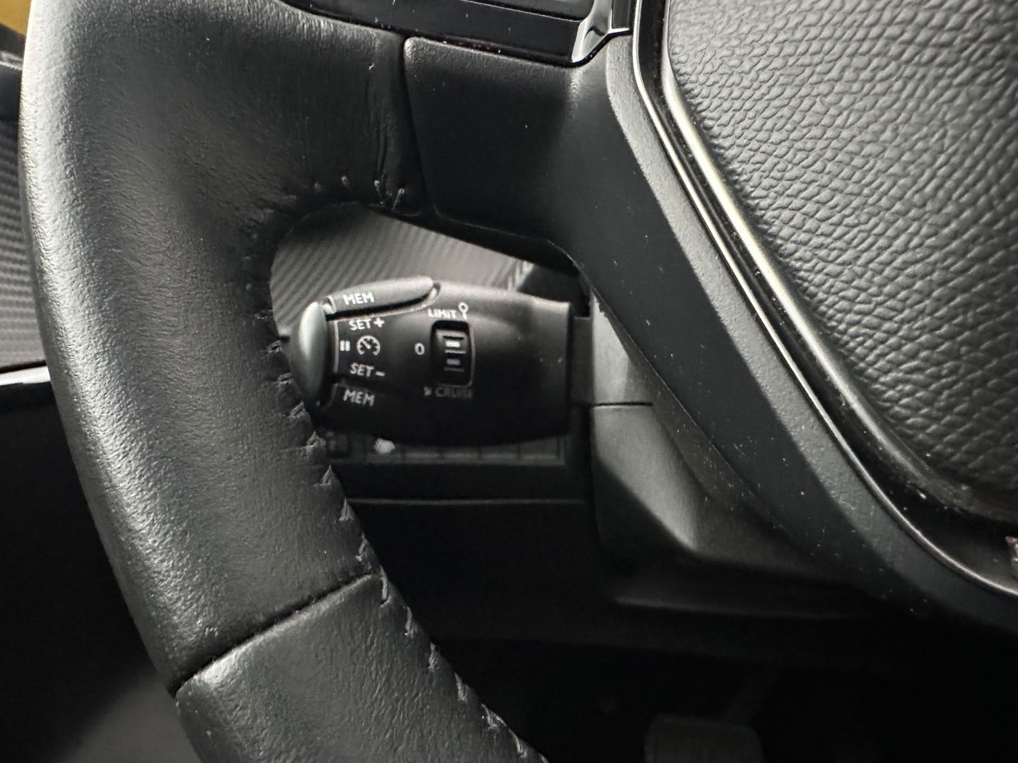 Peugeot e-208 EV Allure Pack 50 kWh (3-Fase-11kW) {SOH-89%} Aut.*HEATPUMP | LEATHER-FABRIC | FULL-LED | DIGI-COCKPIT | BLINDSPOT | CAMERA | AMBIENTLIGHT | NAVI-FULLMAP | LANE-ASSIST | KEYLESS | DAB | PRIVACYGLASS | HEATED-SPORTSEATS | CARPLAY | 16"ALU