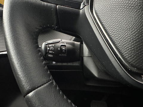 Peugeot e-208 EV Allure Pack 50 kWh (3-Fase-11kW) {SOH-89%} Aut.*HEATPUMP | LEATHER-FABRIC | FULL-LED | DIGI-COCKPIT | BLINDSPOT | CAMERA | AMBIENTLIGHT | NAVI-FULLMAP | LANE-ASSIST | KEYLESS | DAB | PRIVACYGLASS | HEATED-SPORTSEATS | CARPLAY | 16"ALU