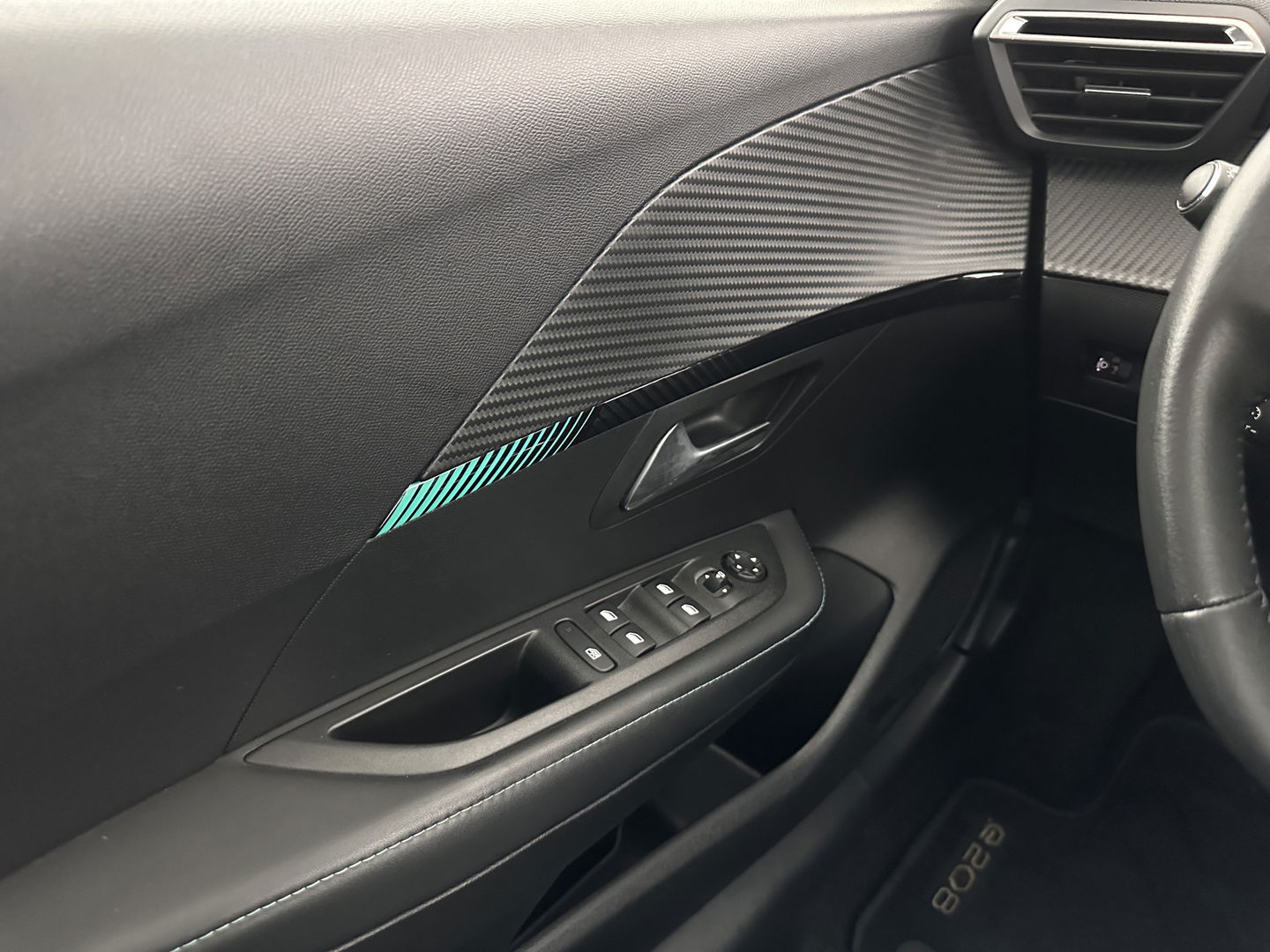 Peugeot e-208 EV Allure Pack 50 kWh (3-Fase-11kW) {SOH-89%} Aut.*HEATPUMP | LEATHER-FABRIC | FULL-LED | DIGI-COCKPIT | BLINDSPOT | CAMERA | AMBIENTLIGHT | NAVI-FULLMAP | LANE-ASSIST | KEYLESS | DAB | PRIVACYGLASS | HEATED-SPORTSEATS | CARPLAY | 16"ALU