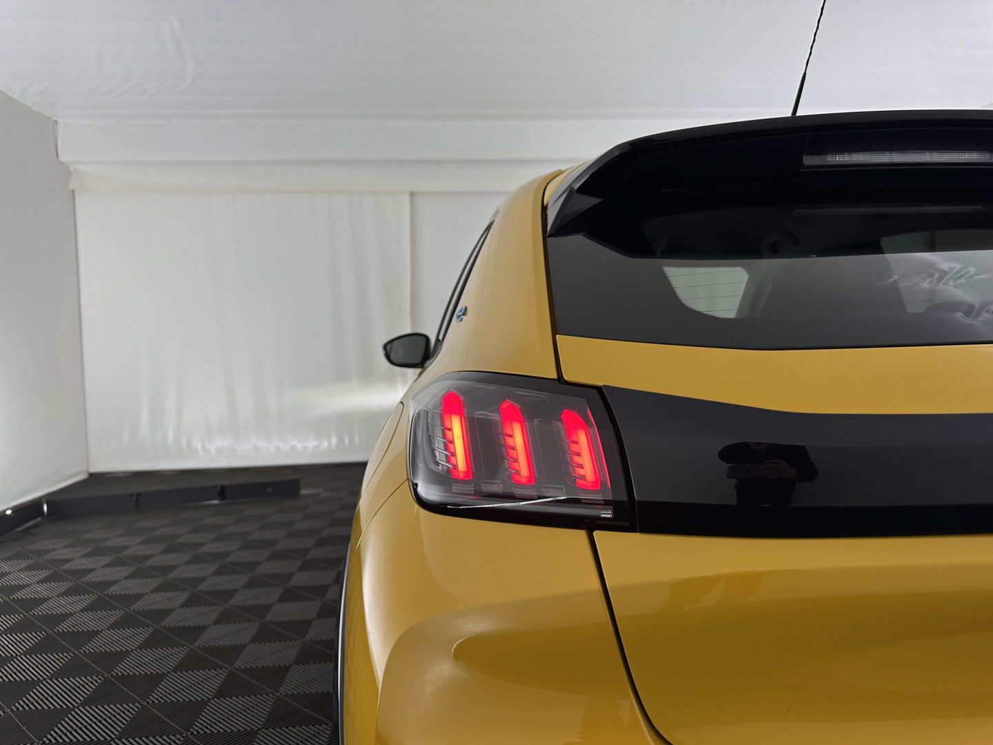 Peugeot e-208 EV Allure Pack 50 kWh (3-Fase-11kW) {SOH-89%} Aut.*HEATPUMP | LEATHER-FABRIC | FULL-LED | DIGI-COCKPIT | BLINDSPOT | CAMERA | AMBIENTLIGHT | NAVI-FULLMAP | LANE-ASSIST | KEYLESS | DAB | PRIVACYGLASS | HEATED-SPORTSEATS | CARPLAY | 16"ALU