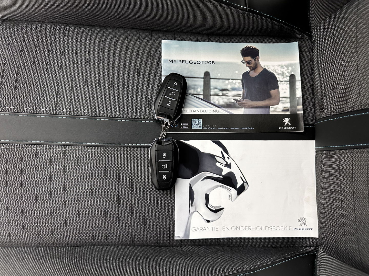 Peugeot e-208 EV Allure Pack 50 kWh (3-Fase-11kW) {SOH-89%} Aut.*HEATPUMP | LEATHER-FABRIC | FULL-LED | DIGI-COCKPIT | BLINDSPOT | CAMERA | AMBIENTLIGHT | NAVI-FULLMAP | LANE-ASSIST | KEYLESS | DAB | PRIVACYGLASS | HEATED-SPORTSEATS | CARPLAY | 16"ALU