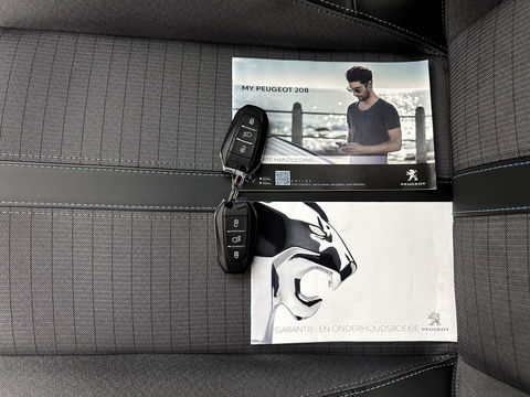 Peugeot e-208 EV Allure Pack 50 kWh (3-Fase-11kW) {SOH-89%} Aut.*HEATPUMP | LEATHER-FABRIC | FULL-LED | DIGI-COCKPIT | BLINDSPOT | CAMERA | AMBIENTLIGHT | NAVI-FULLMAP | LANE-ASSIST | KEYLESS | DAB | PRIVACYGLASS | HEATED-SPORTSEATS | CARPLAY | 16"ALU