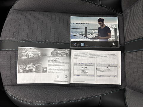 Peugeot e-208 EV Allure Pack 50 kWh (3-Fase-11kW) {SOH-89%} Aut.*HEATPUMP | LEATHER-FABRIC | FULL-LED | DIGI-COCKPIT | BLINDSPOT | CAMERA | AMBIENTLIGHT | NAVI-FULLMAP | LANE-ASSIST | KEYLESS | DAB | PRIVACYGLASS | HEATED-SPORTSEATS | CARPLAY | 16"ALU