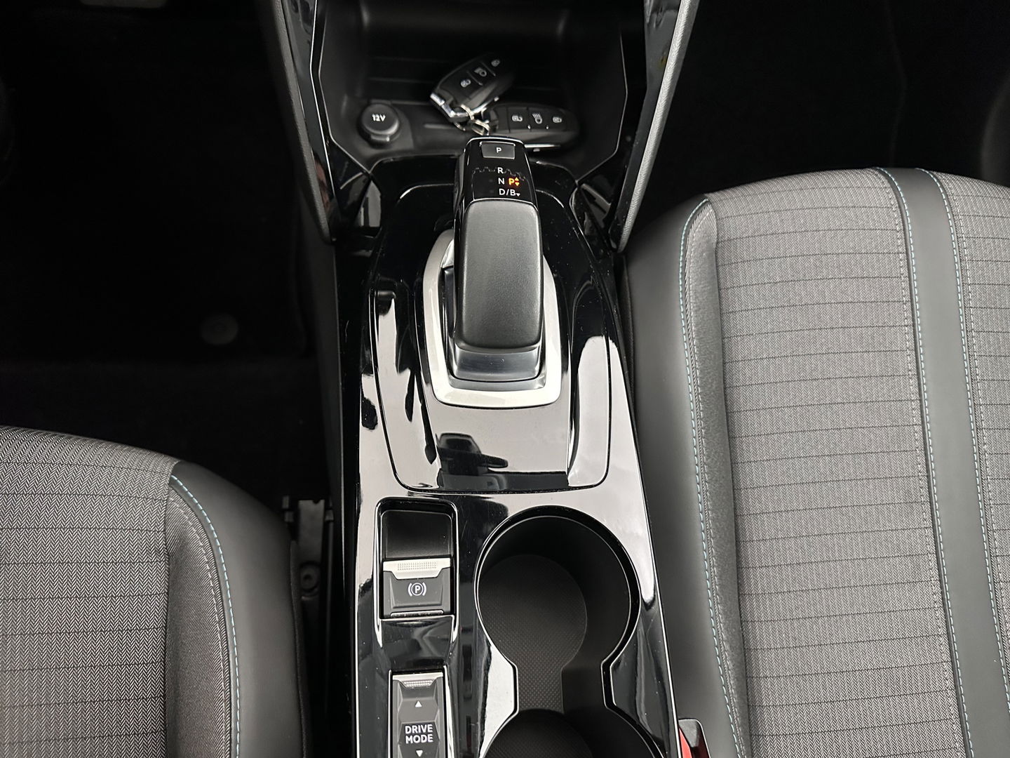 Peugeot e-208 EV Allure Pack 50 kWh (3-Fase-11kW) {SOH-89%} Aut.*HEATPUMP | LEATHER-FABRIC | FULL-LED | DIGI-COCKPIT | BLINDSPOT | CAMERA | AMBIENTLIGHT | NAVI-FULLMAP | LANE-ASSIST | KEYLESS | DAB | PRIVACYGLASS | HEATED-SPORTSEATS | CARPLAY | 16"ALU